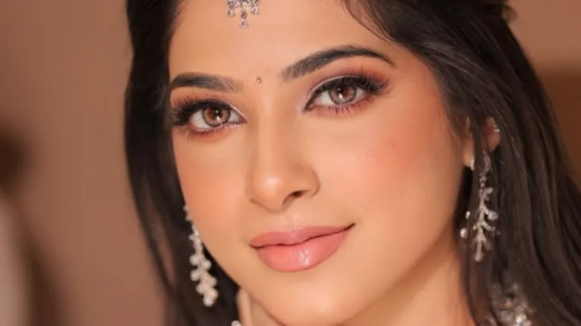 Glam Up by Navneet
